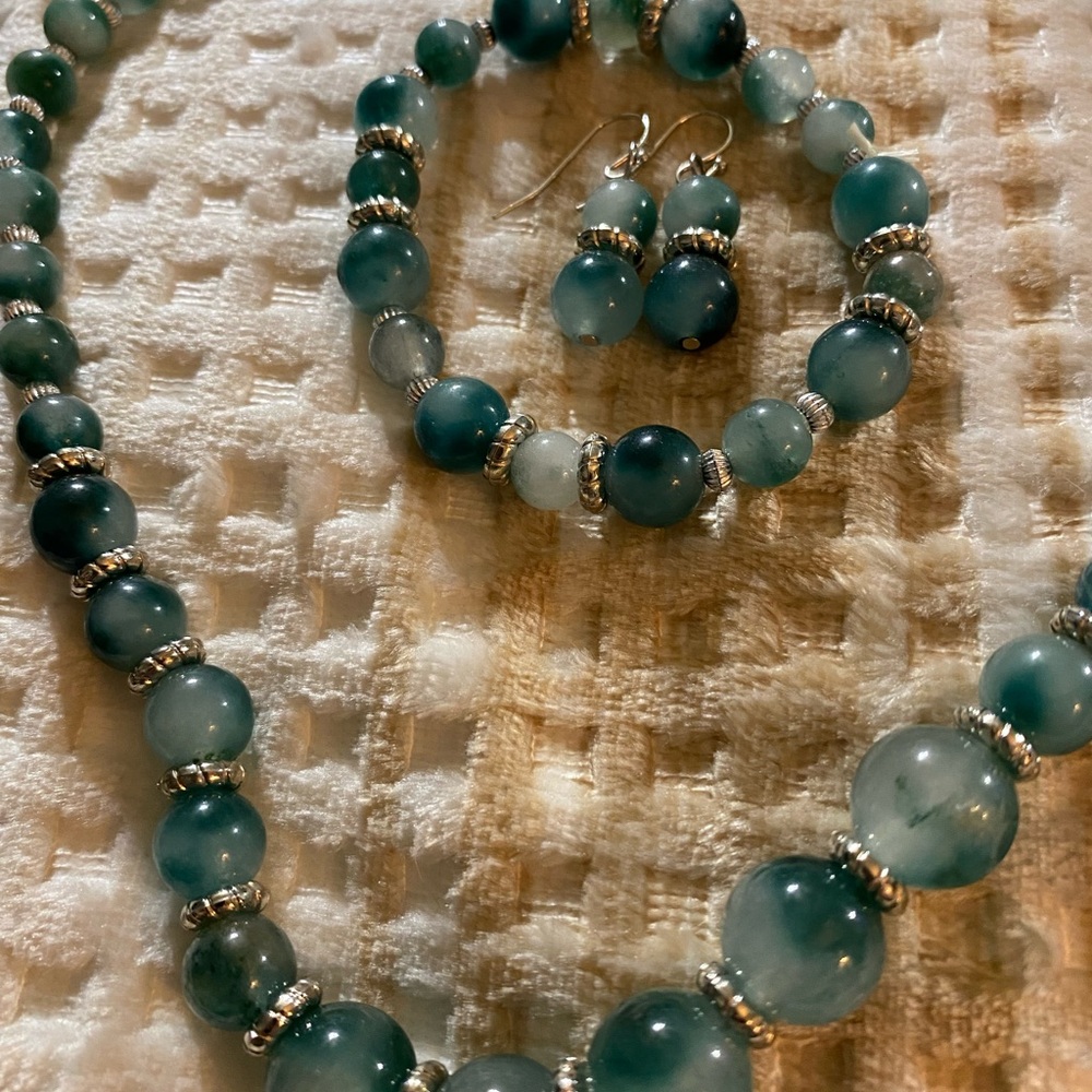 This Variegated  Green Glass Beaded Jewelry Set is absolutely stunning !!!!